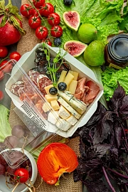 Сырно-мясная тарелка S - Сыроварня Чудиновой