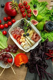 Сырно-мясная тарелка S - Сыроварня Чудиновой