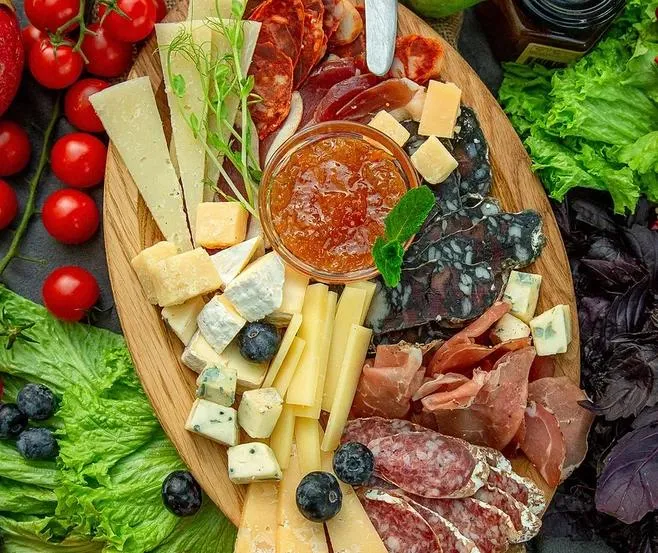 Сырно-мясная тарелка М